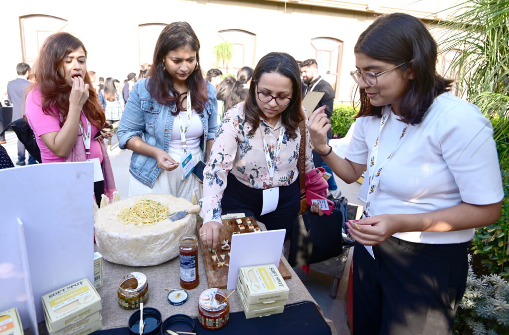 Year in review 2022 27 Attendees of the india smart protein summit dig into the “tasting tour” where 15 startups showcased their plant-based meat, egg, and dairy products.