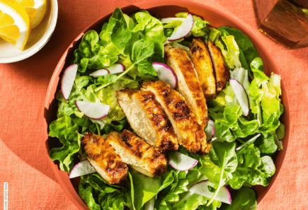 Cultivated meat media kit 7 A bowl of salad with cultivated chicken