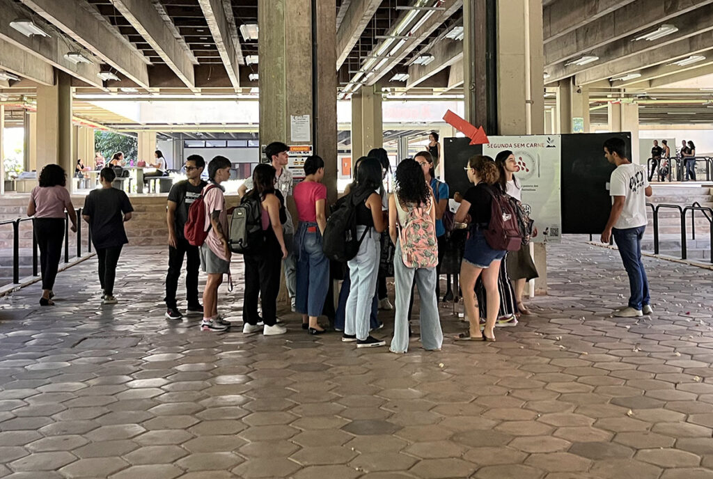 The ufmg app team during their segunda sem carne tabling events.