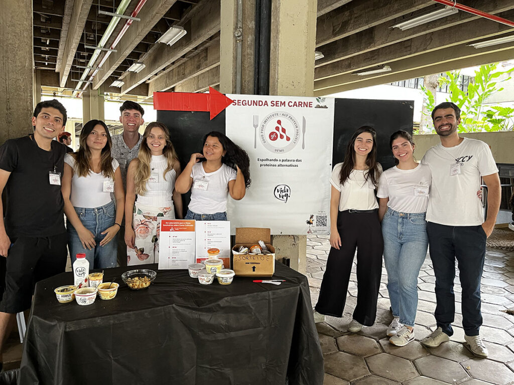 The ufmg app team during their segunda sem carne tabling events.